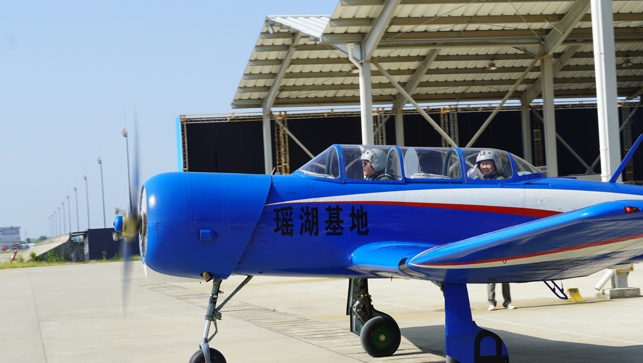 首架民用初教6飞机适航飞行成功—美国退役飞机公司