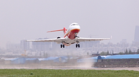 中国商飞ARJ21-700飞机104架机首飞成功—美国退役飞机公司