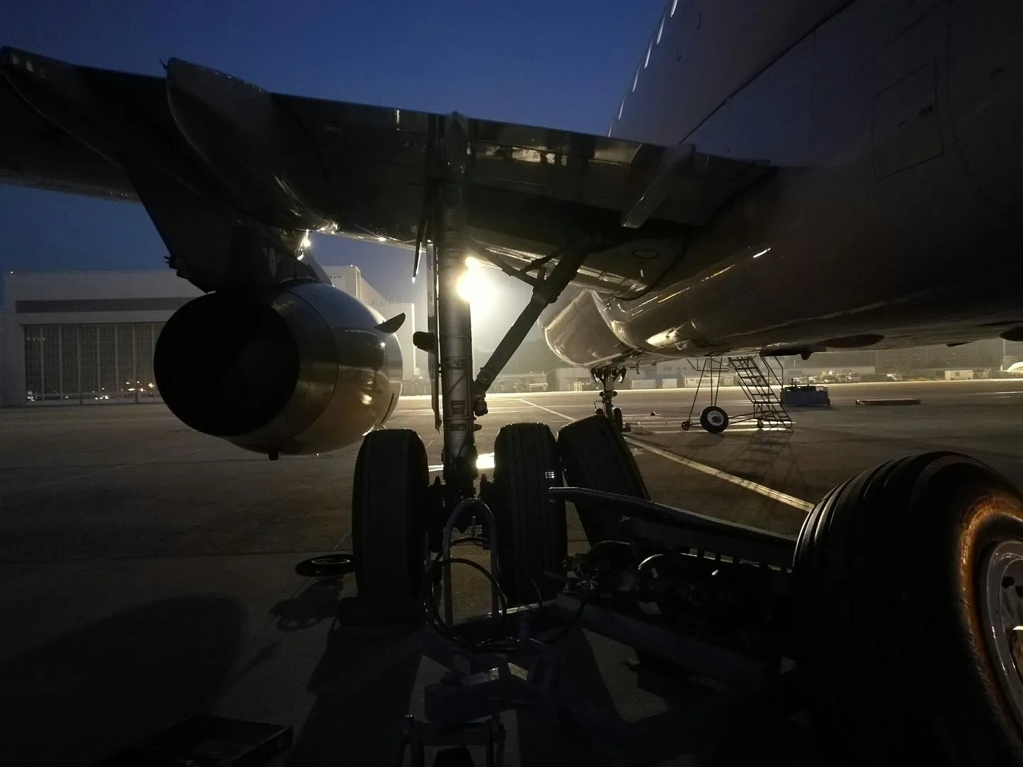 飞机的轮胎为什么能承载如此大的质量？—美国退役飞机协会